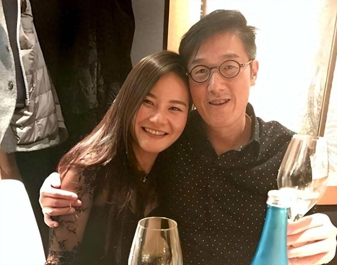 67岁香港富商婚外情网红9年，女方5年4胎