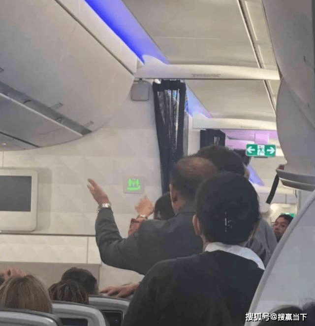 旅客大闹航班致改降 妻子:其他航班服务更好