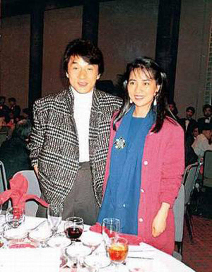 吴绮莉曝成龙拒认女因:没人让做亲子鉴定