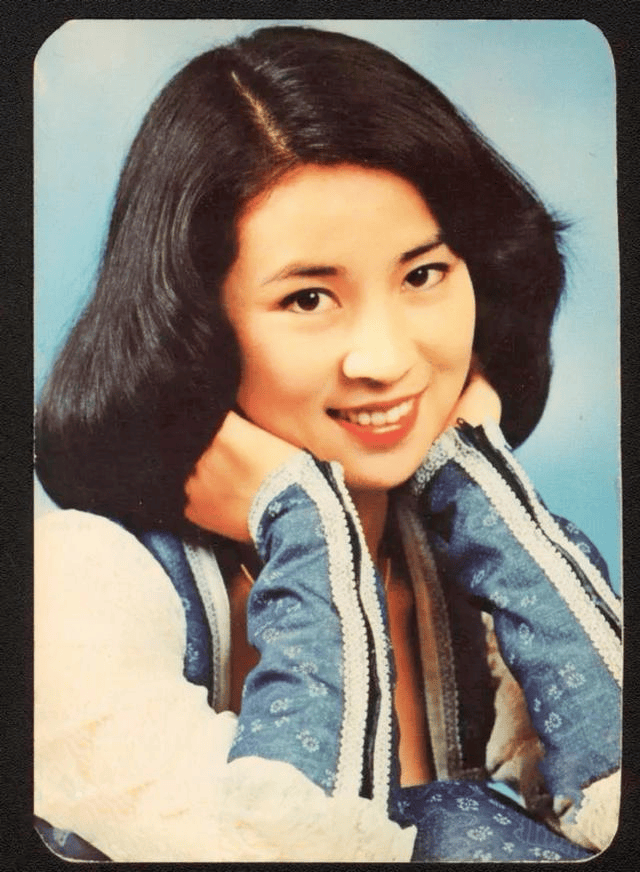 吴绮莉曝成龙拒认女因:没人让做亲子鉴定