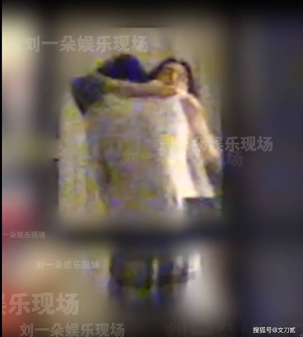 女顶流家中拥吻男友被拍,男方身份扒出