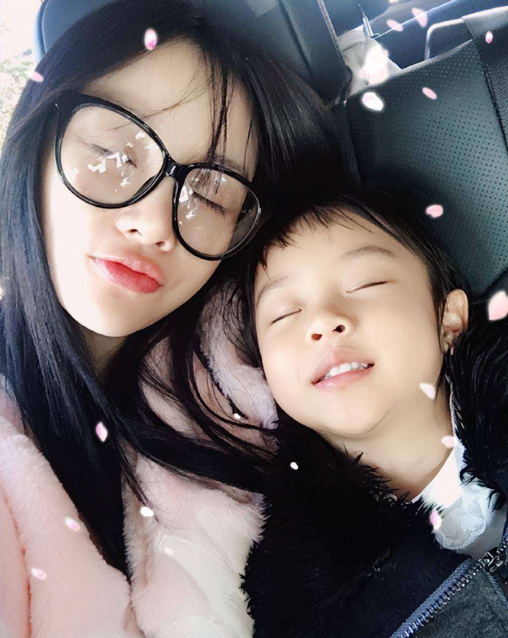 李小璐素颜带娃逛超市 旧照对比引热议