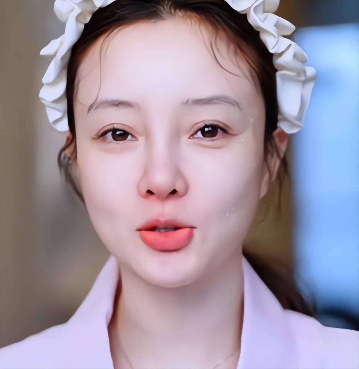 李小璐素颜带娃逛超市 旧照对比引热议