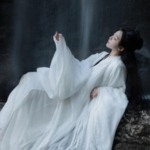 监控里的背叛拉锯战：妻子与陌生男子在家，丈夫彻底心寒