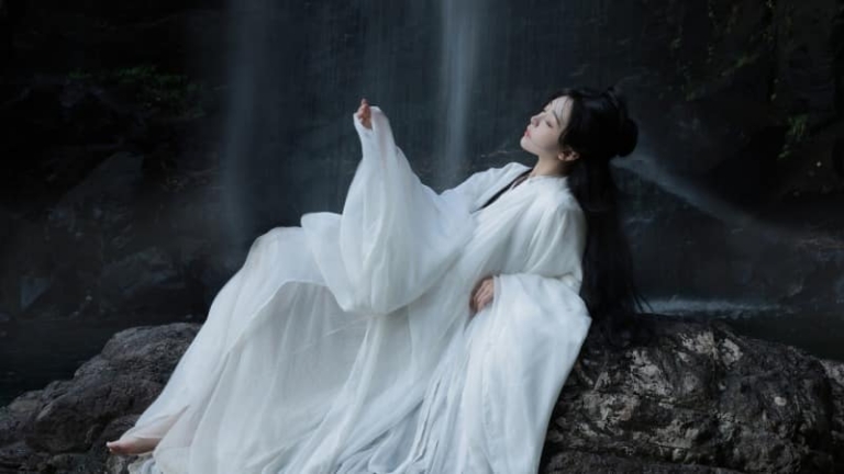 监控里的背叛拉锯战：妻子与陌生男子在家，丈夫彻底心寒